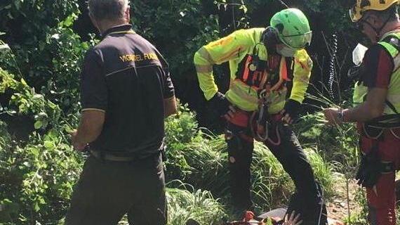 Cade in una zona impervia, soccorsi difficili e durati ore