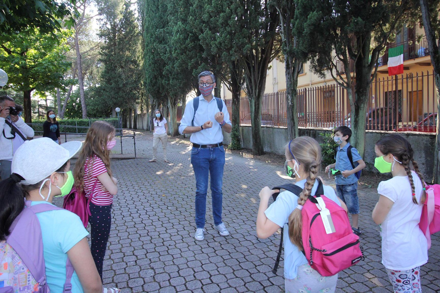 Il sindaco Francesco Puggelli insieme ai bambini al Sacro Cuore (foto Batavia)