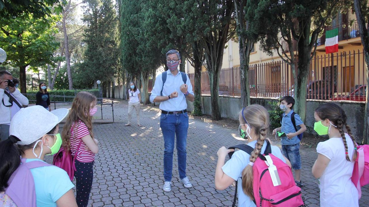 Il sindaco Francesco Puggelli insieme ai bambini al Sacro Cuore (foto Batavia)