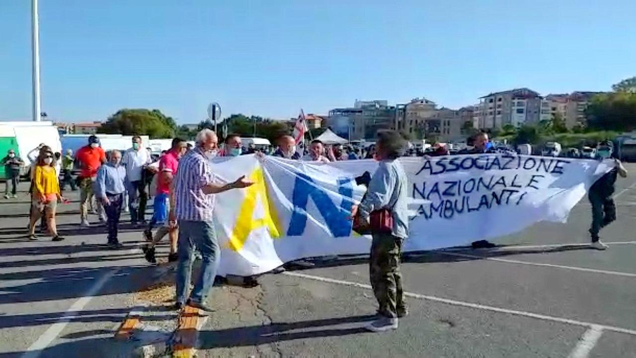 Sassari, ridotto il mercatino di piazzale Segni: monta la protesta