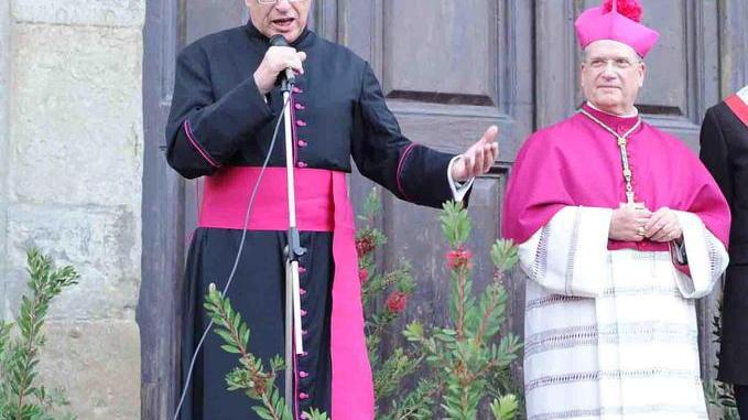 Don Paolo Palazzi e, sulla destra, il vescovo Fausto Tardelli il giorno del suo insediamento a Pistoia (foto Gori)