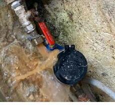 Acqua marroncina dai rubinetti, gli operai arrivano ma il problema non viene mai risolto