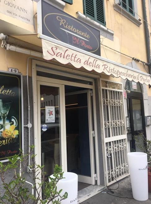 L'ingresso della ristopescheria "Il Porto" di via San Giovanni