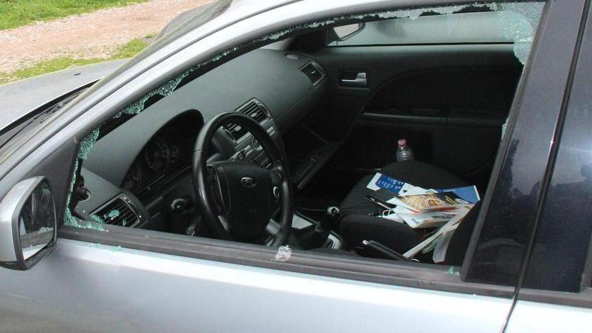 Il finestrino di un'auto distrutto (foto d'archivio)