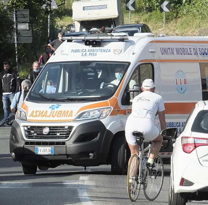 Muore in moto nello scontro con un’auto Aveva solo 30 anni, grave la fidanzata