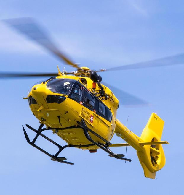 Cade dal tetto della rimessa Grave 70enne