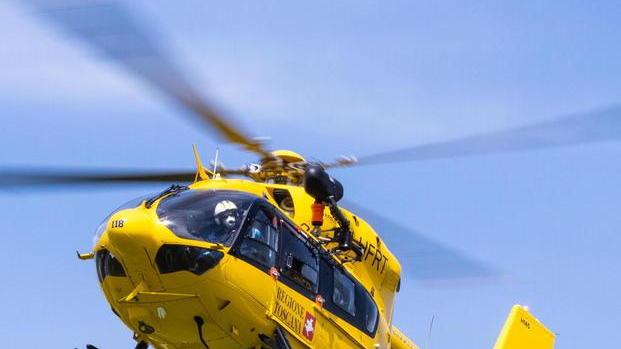 Cade dal tetto della rimessa Grave 70enne