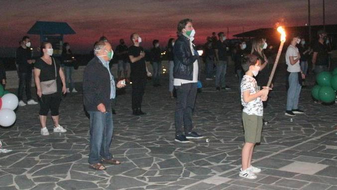 Candele nella notte per dire che Viareggio c’è