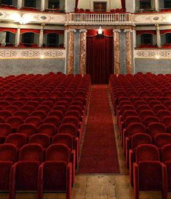 Il cabaret spera nell’estate da soli, in coppia e all’aperto 