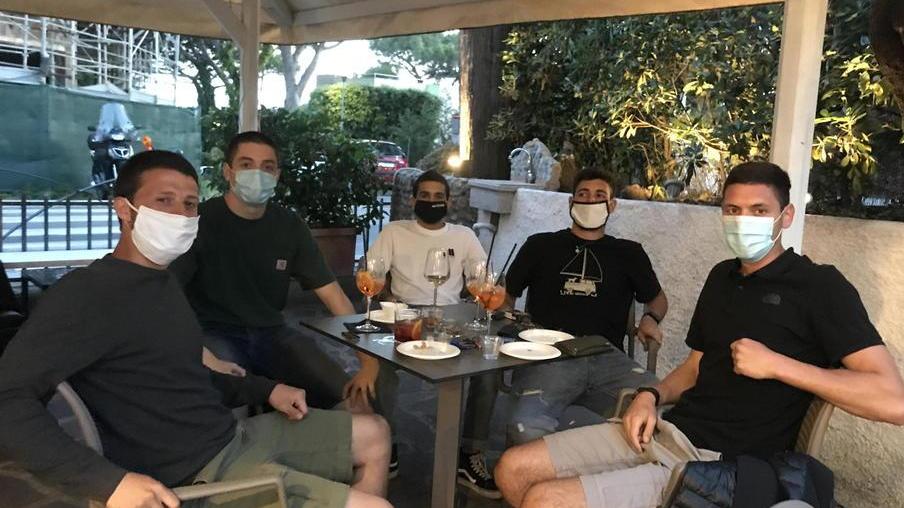 Sorrisi e occhi felici dietro le mascherine i giovani tornano al rito dell’happy hour