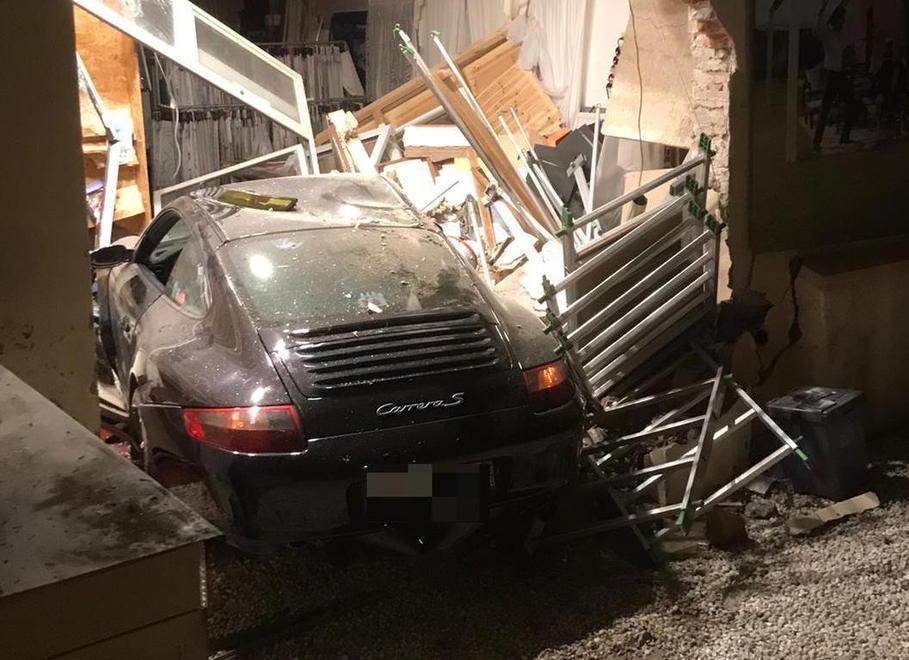 Sbanda e demolisce mezzo laboratorio ferita la donna alla guida di una Porsche 