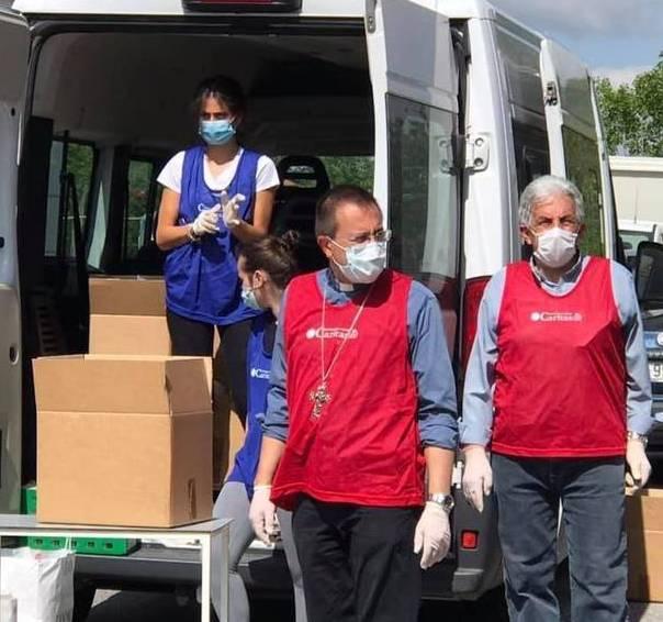 Monsignor Migliavacca volontario per un giorno 