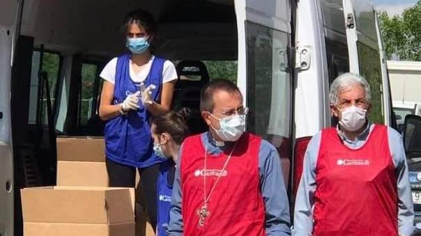 Monsignor Migliavacca volontario per un giorno