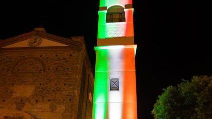 Il campanile si veste del tricolore