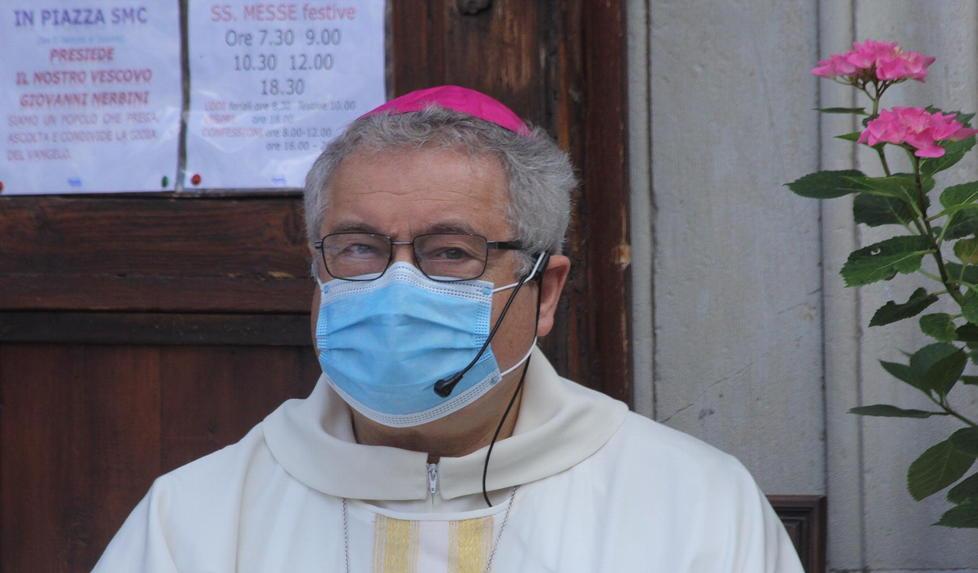 La prima messa coi fedeli Tutti con le mascherine e con le distanze di legge L’ostia ricevuta in mano