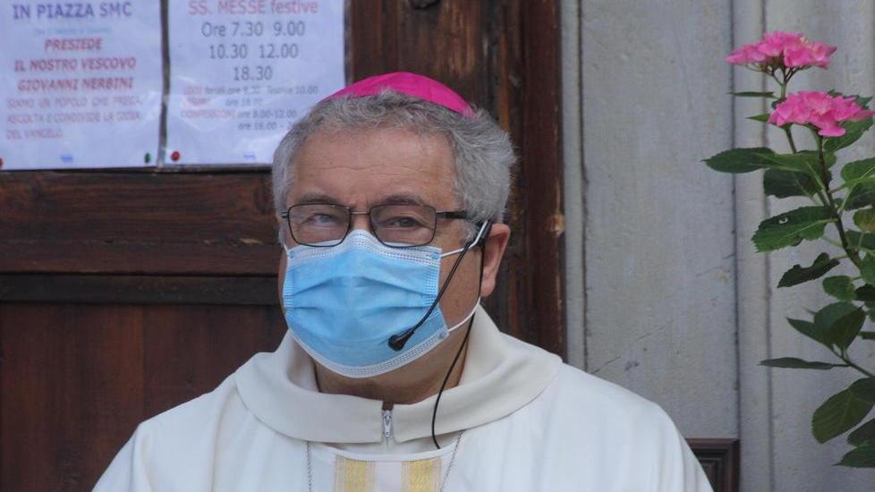 La prima messa coi fedeli Tutti con le mascherine e con le distanze di legge L’ostia ricevuta in mano