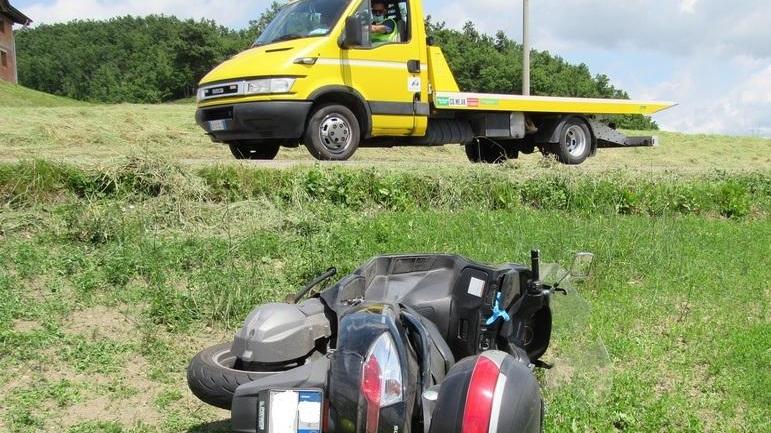 Sbanda e rimane schiacciato sotto lo scooterone