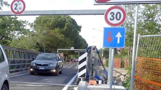 Traffico interrotto al ponte di via Golena