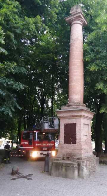Abbattuta dal vento la croce davanti a San Terenziano 