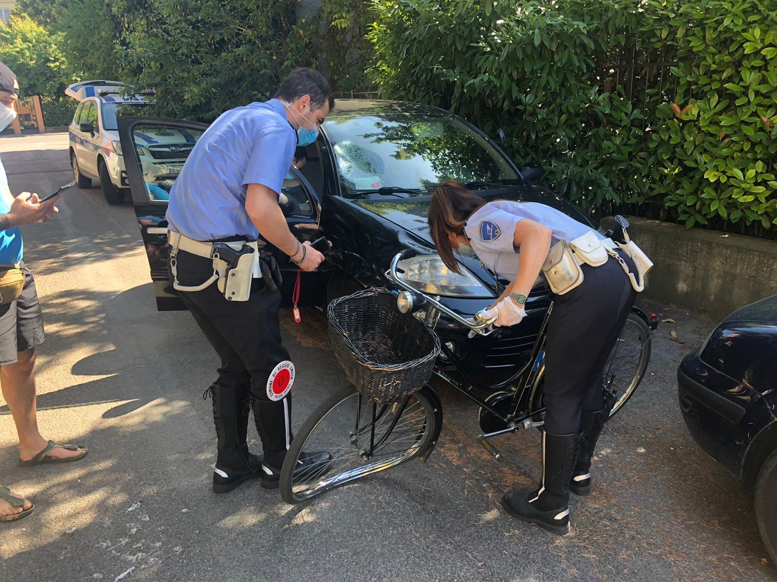 Ciclista investita in via Terrachini, è grave