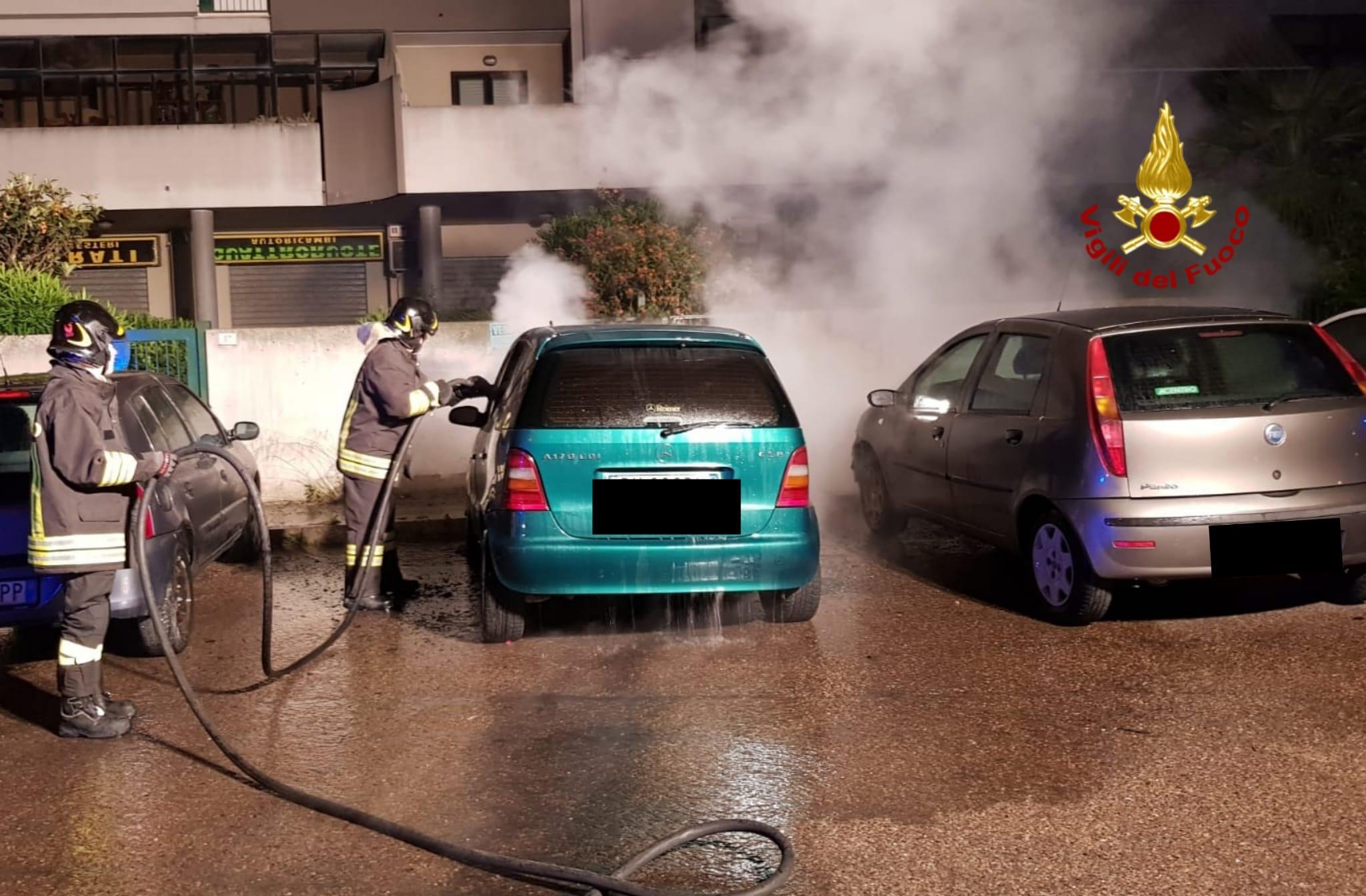 Incendiari scatenati nella notte a Quartu: in fiamme sette auto