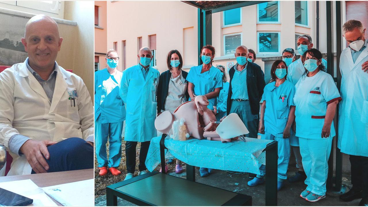 A sinistra Sergio Abate, nuovo primario di Ostetricia e Ginecologia. A destra medici e ostetriche del reparto e di Pediatria davanti al simulatore donato dall’associazione “Insieme per la vita” che servirà a esercitarsi nelle urgenze (Marzi)