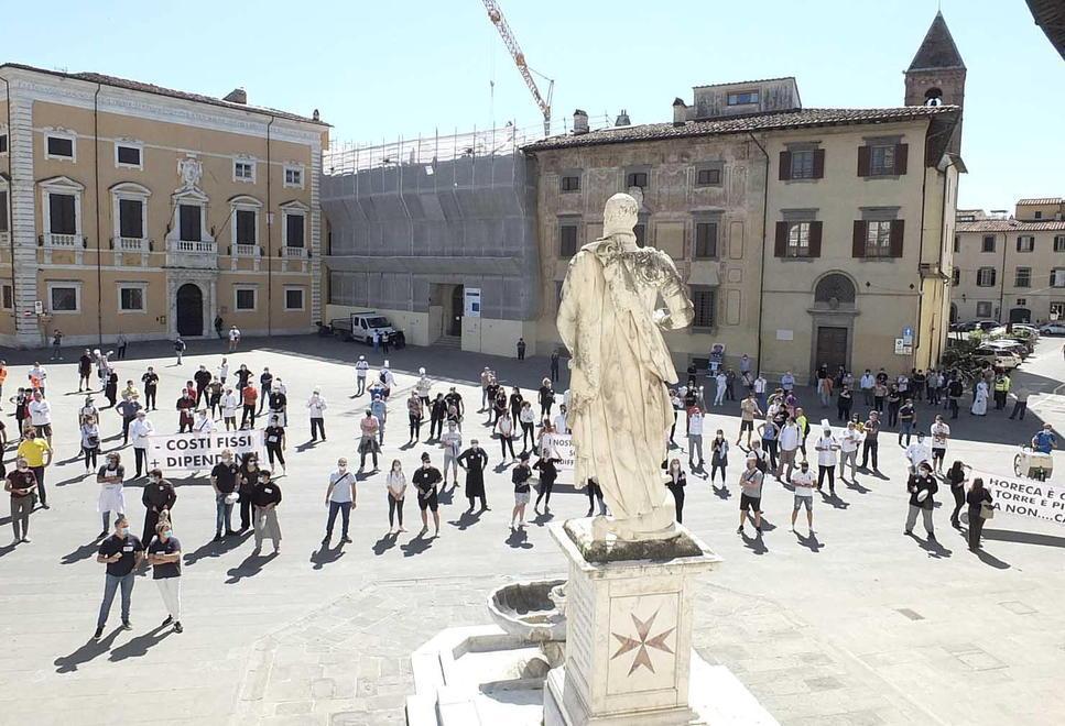 Tra i ristoratori in piazza a un metro l’uno dall’altro sbandierando pentole e coperchi 