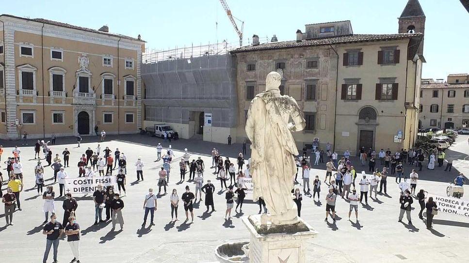 Tra i ristoratori in piazza a un metro l’uno dall’altro sbandierando pentole e coperchi