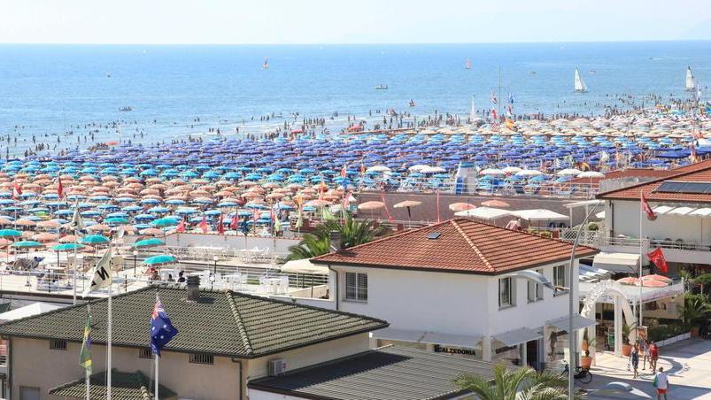 Il regalo dei bagni di Lido di Camaiore: mille ombrelloni gratuiti per un giorno