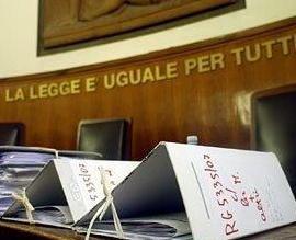 Riso “condito” con urina e un vassoio di feci davanti all’uscio di casa 