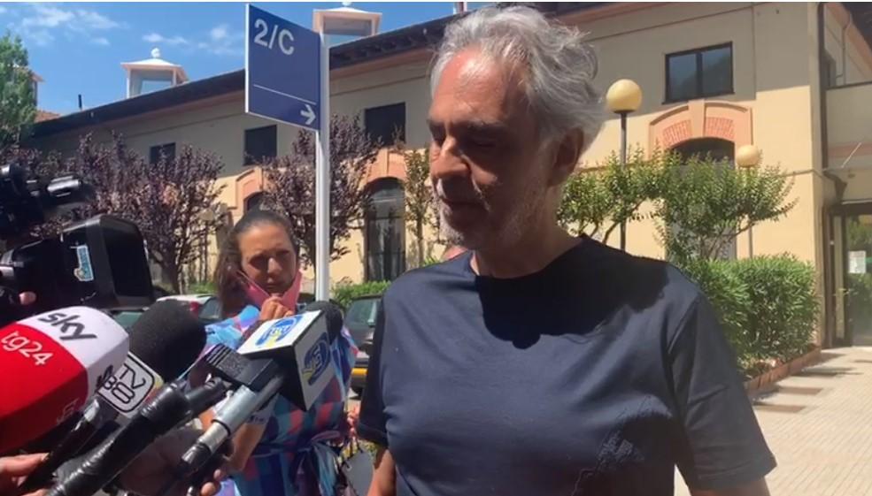 Bocelli rivela: "Ho sconfitto il coronavirus". E dona il plasma per la terapia anti-Covid 