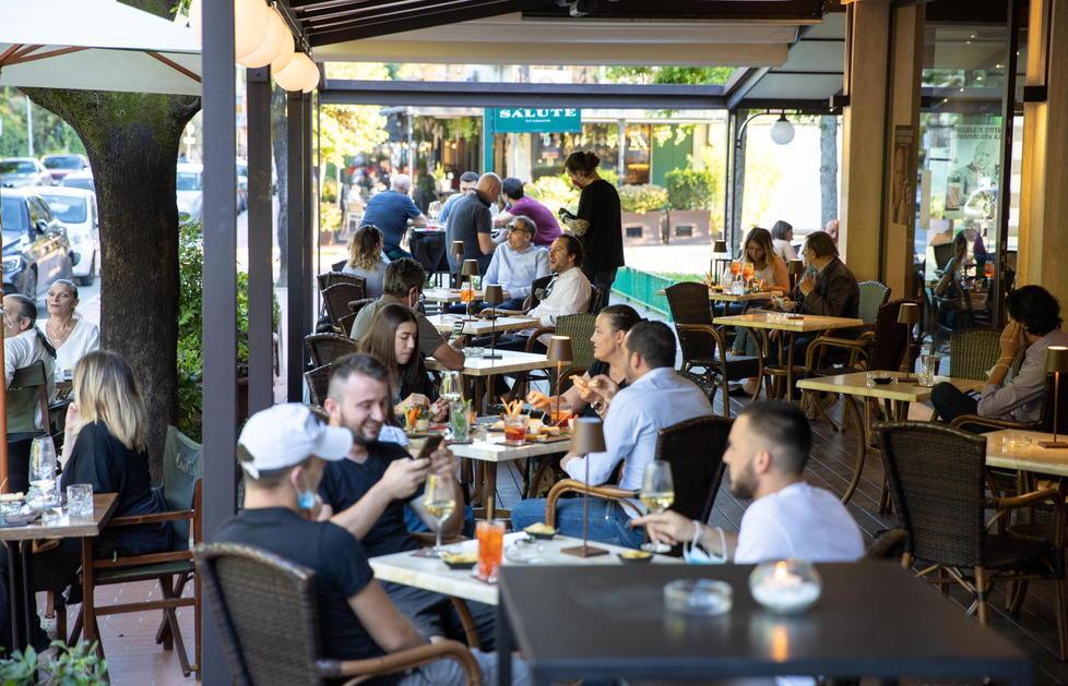 L’aperitivo di ieri nei locali di via 4 Novembre, il primo dopo il lockdown (foto agenzia Nucci)