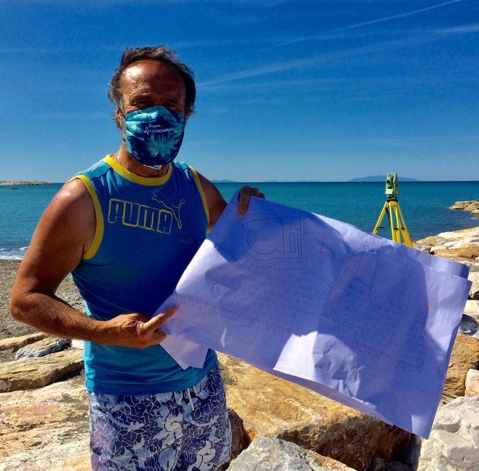Alberto Nencetti con la piantina del bagno in mano