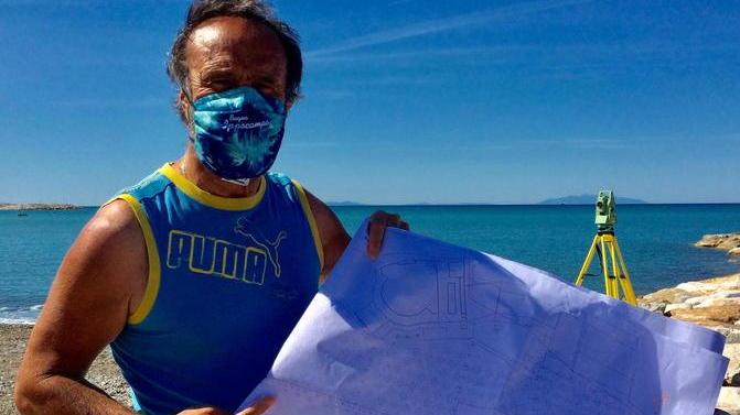 Alberto Nencetti con la piantina del bagno in mano