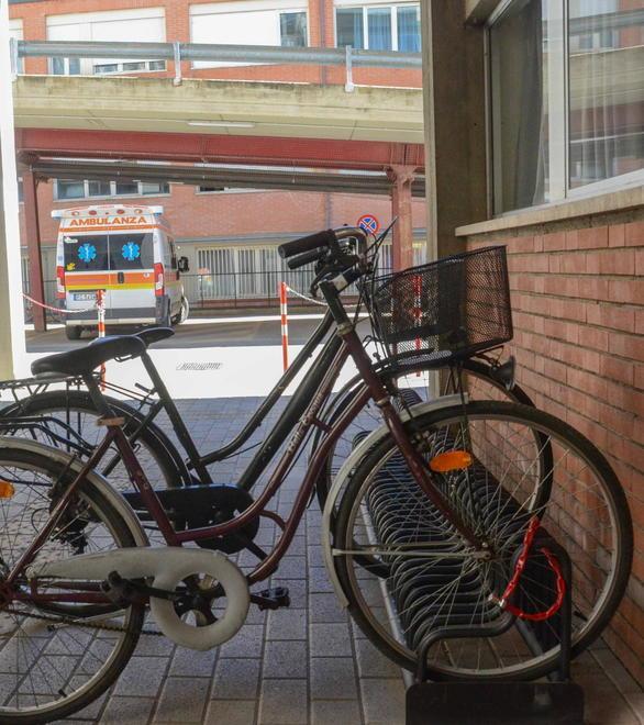 Occhio a dove lasci la bici: se la leghi alla fioriera rischi che venga rimossa 