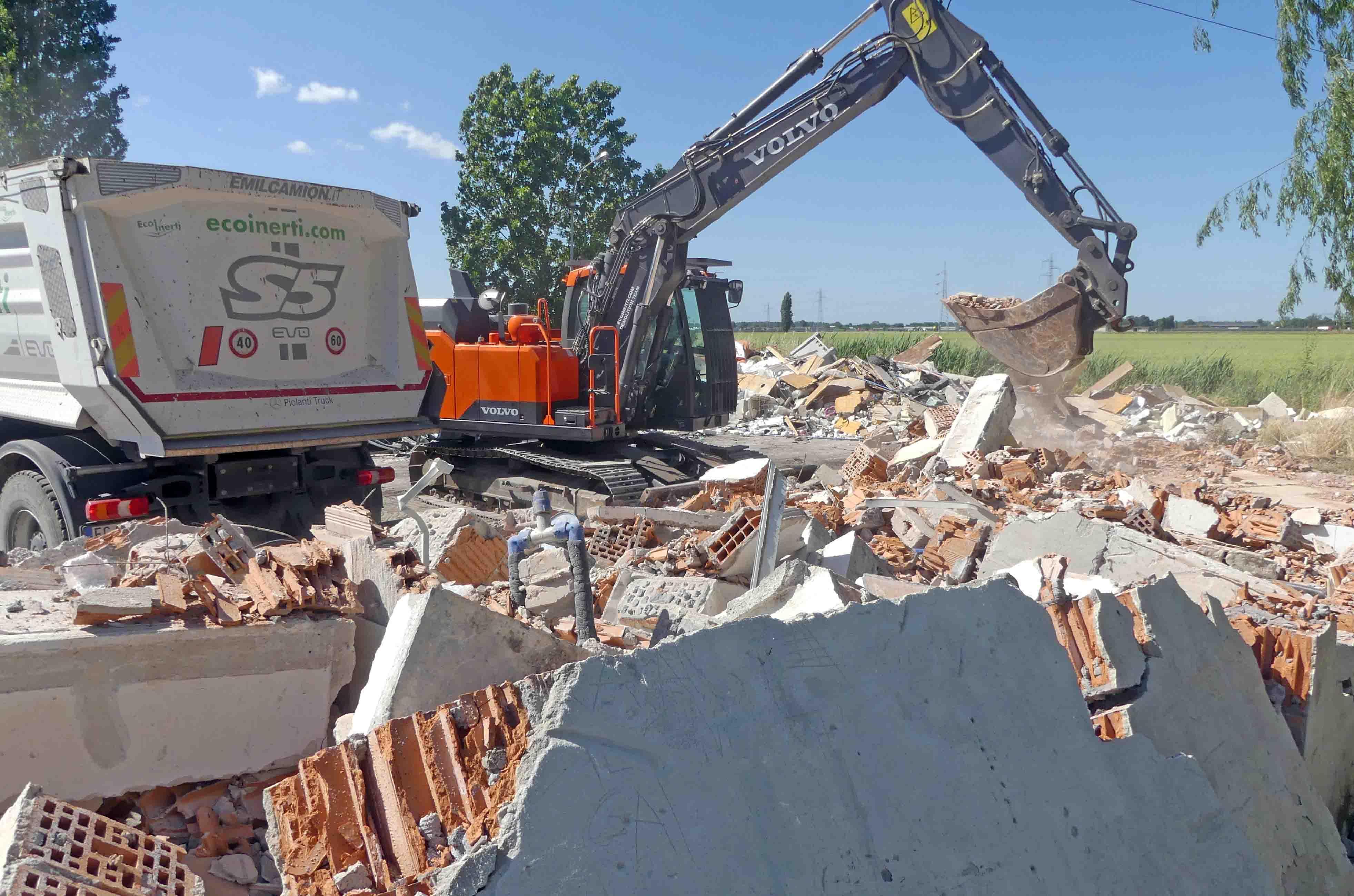 Ferrara, al via la pulizia dell'ex campo nomadi