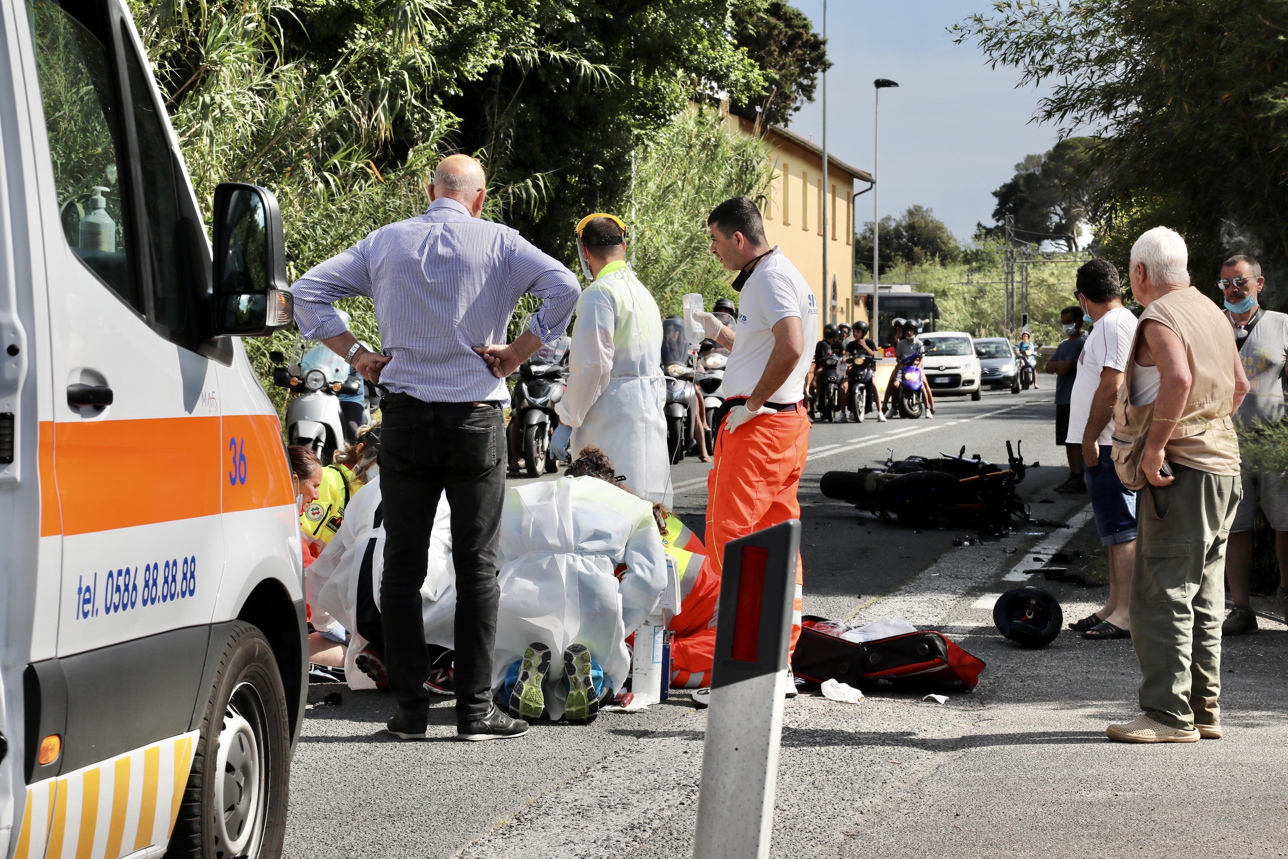 Con la moto si schianta contro un Suv in via Mondolfi: muore a 58 anni