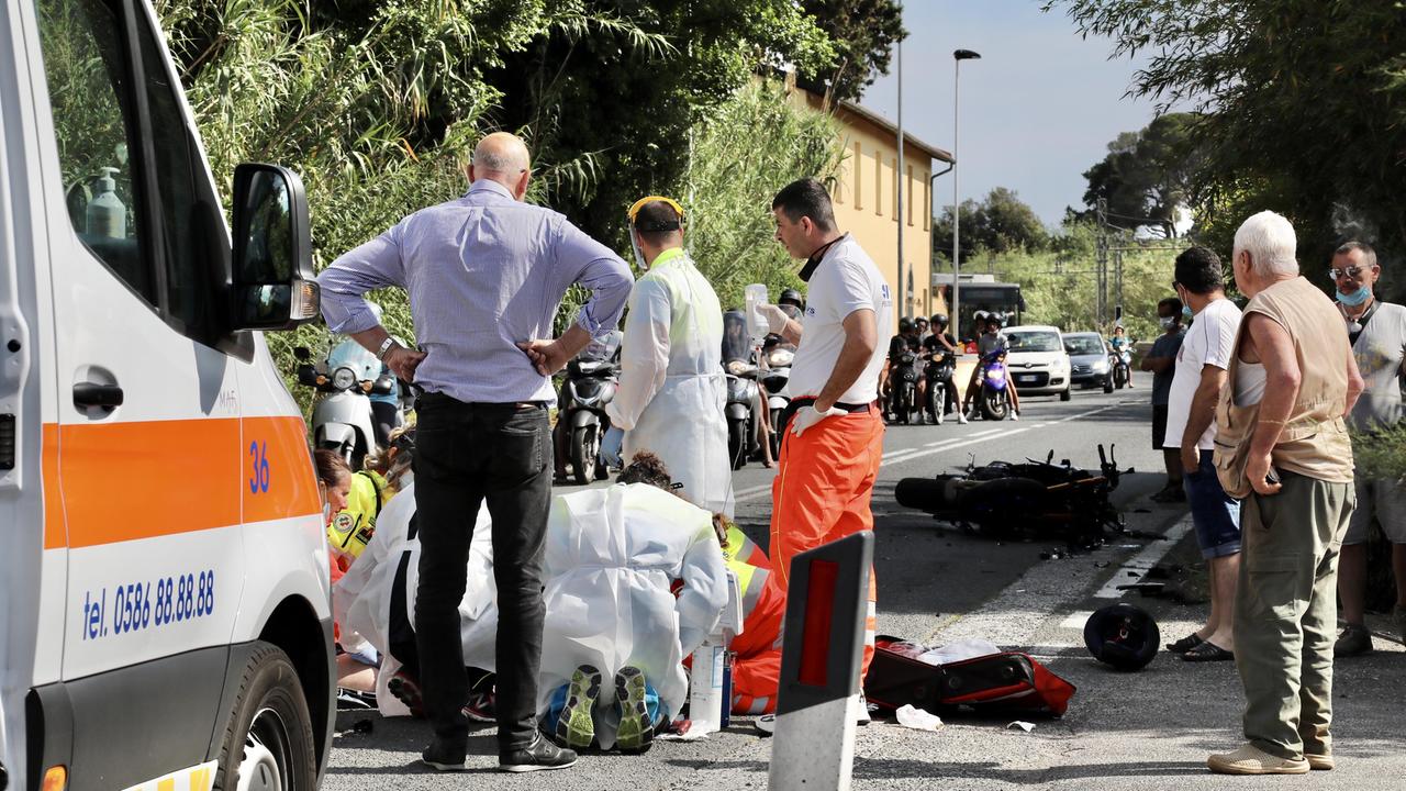 Con la moto si schianta contro un Suv in via Mondolfi: muore a 58 anni
