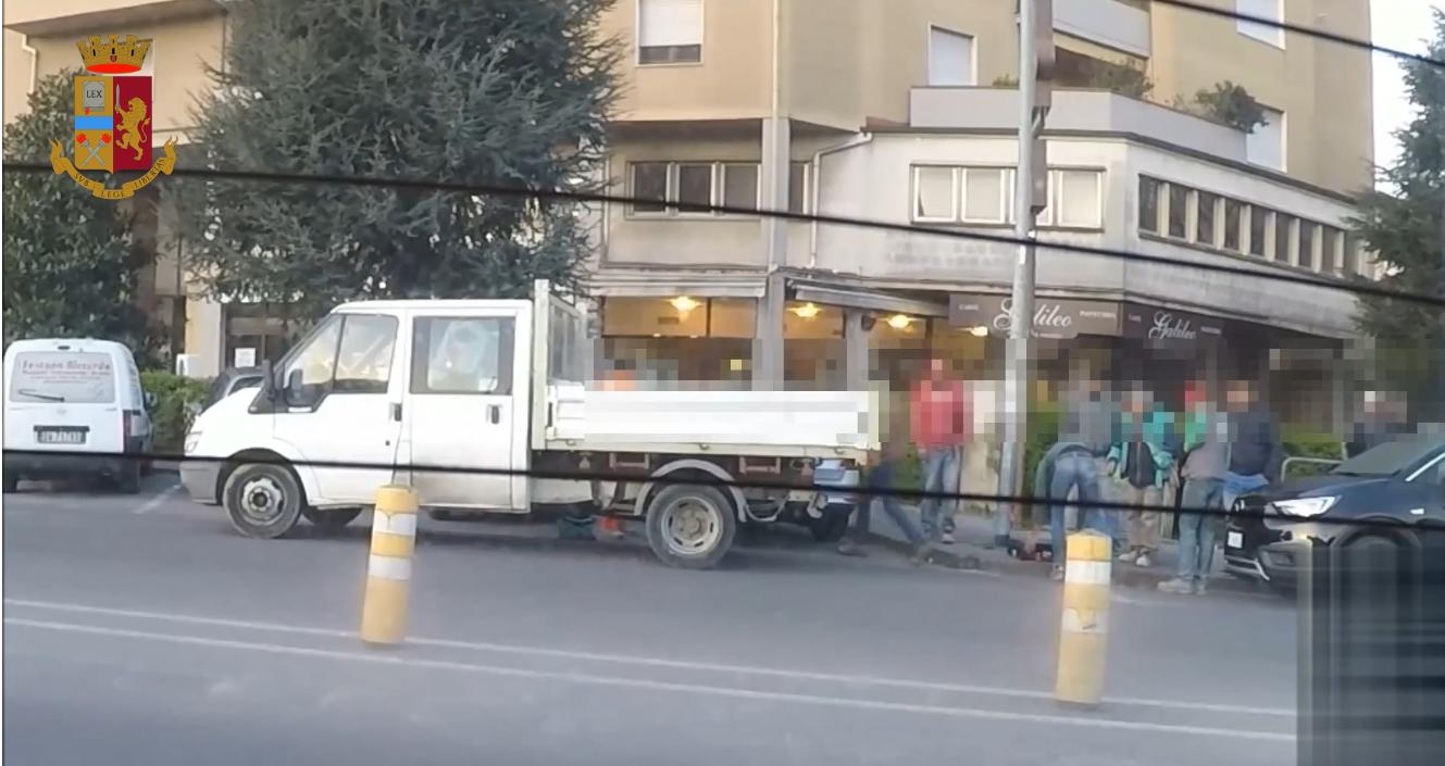 Caporali e lavoratori pronti a salire sul furgone nel punto di ritrovo alle Badie (da un video girato dalla polizia)