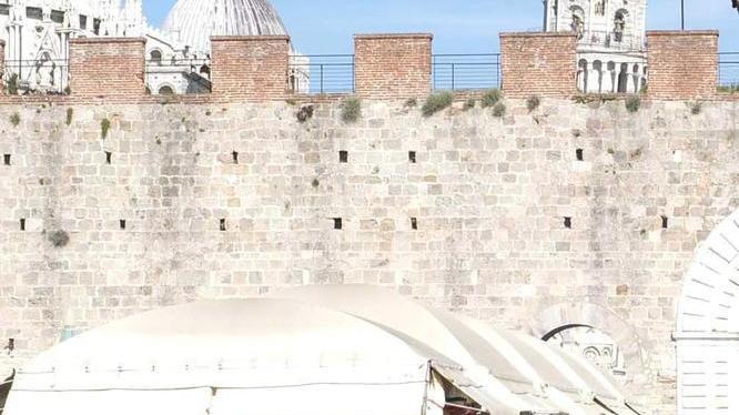 Le bancarelle in piazza Manin