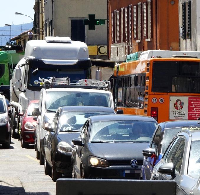 Pistoia, cresce l’esasperazione a Capostrada: «Via Modenese come una camera a gas» 