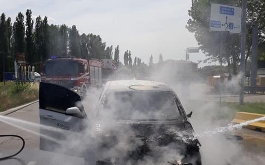 Carpi, Bmw in fiamme completamente distrutta