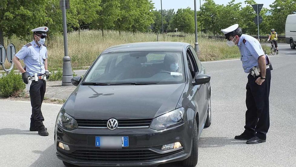 Mancano i vigili e il concorso è bloccato: il Comune di Pistoia lancia una selezione 