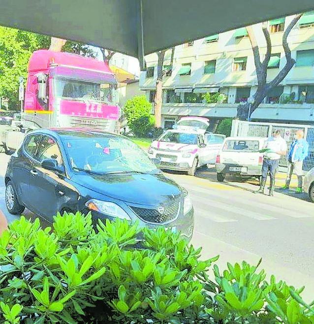 Schianto auto-bici in via Coppino grave operaio