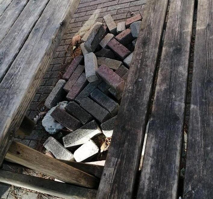 Fondo dissestato in piazzetta Sono saltate le mattonelle 