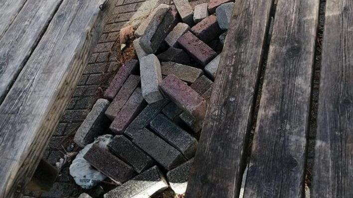 Fondo dissestato in piazzetta Sono saltate le mattonelle