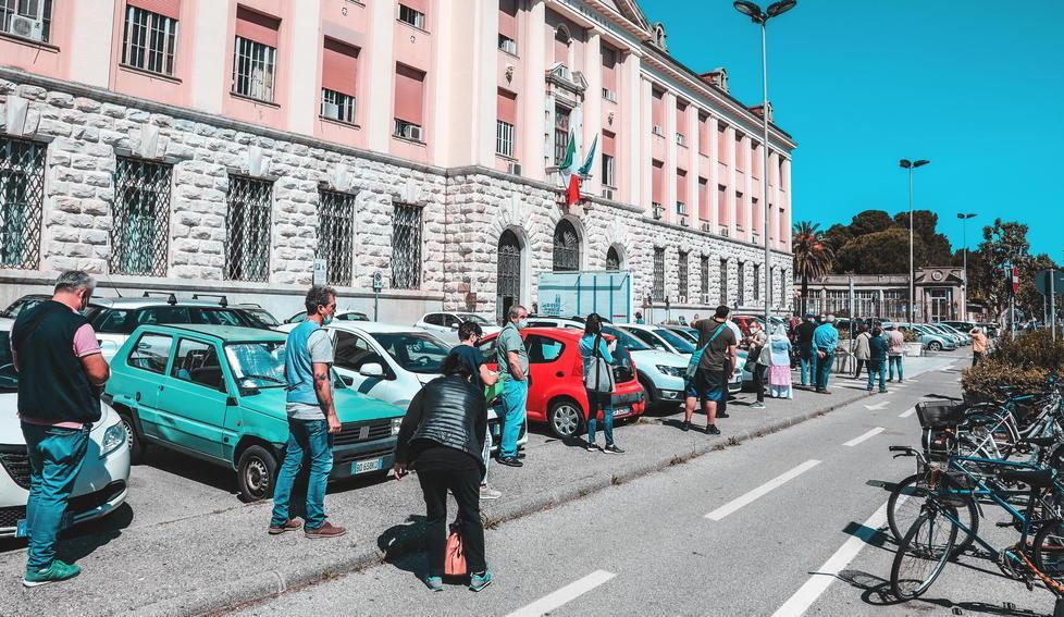 Tutti in coda davanti all’ospedale ogni giorno entrano in duemila 