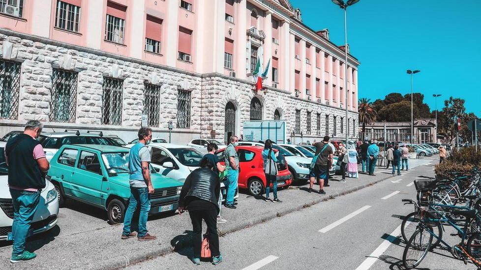 Tutti in coda davanti all’ospedale ogni giorno entrano in duemila