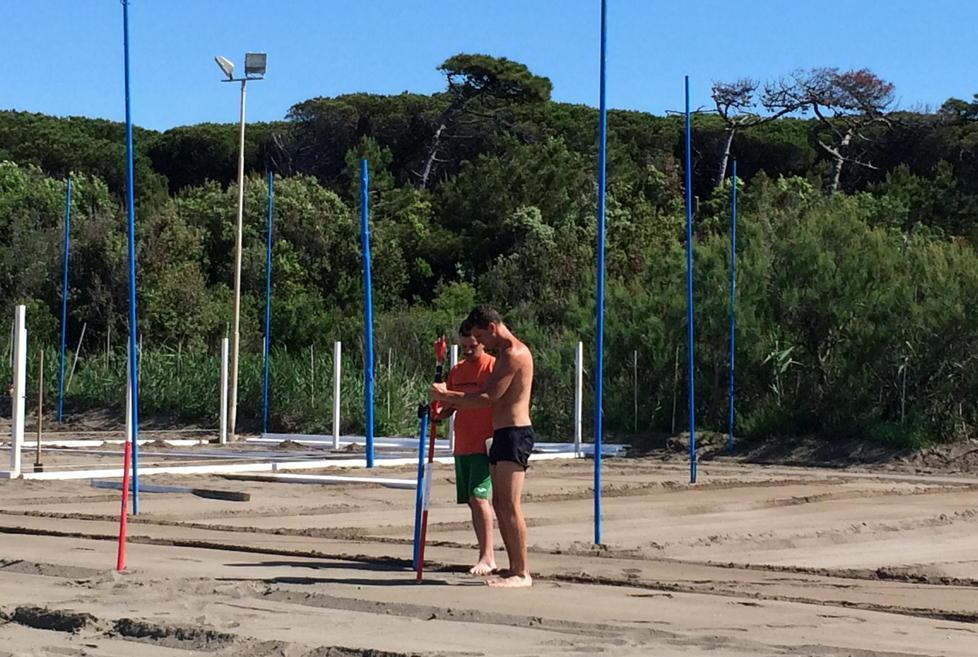 Ruspe e geometri per montare la spiaggia dell’Ippocampo 