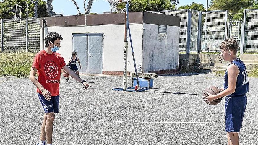 Separati e col proprio pallone Così ieri è ripartito il basket